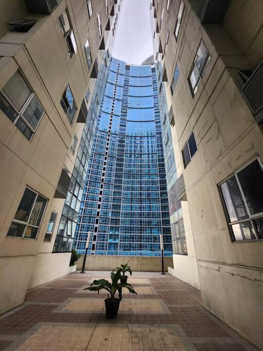 Enjoy Bgc Sunset And Golf Course View 2 Bedroom Loft With 100Mbps Internet Connection Manila Exteriör bild