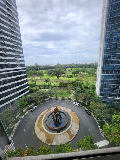 Enjoy Bgc Sunset And Golf Course View 2 Bedroom Loft With 100Mbps Internet Connection Manila Exteriör bild