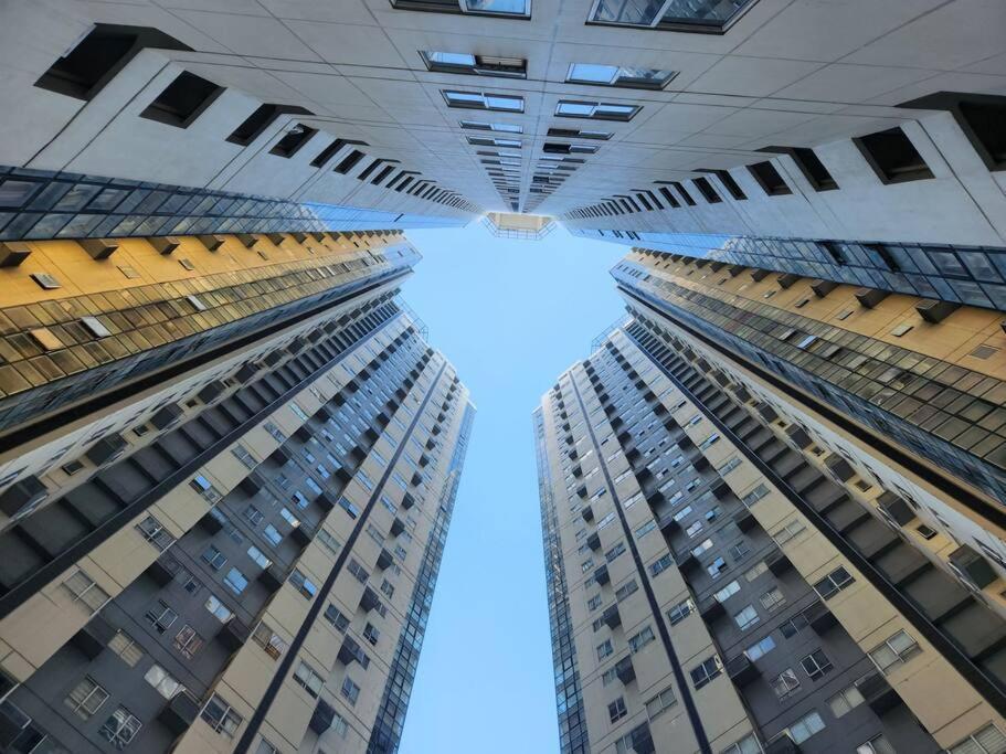 Enjoy Bgc Sunset And Golf Course View 2 Bedroom Loft With 100Mbps Internet Connection Manila Exteriör bild
