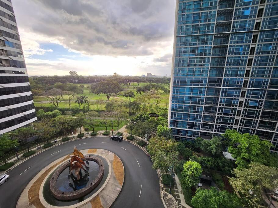 Enjoy Bgc Sunset And Golf Course View 2 Bedroom Loft With 100Mbps Internet Connection Manila Exteriör bild